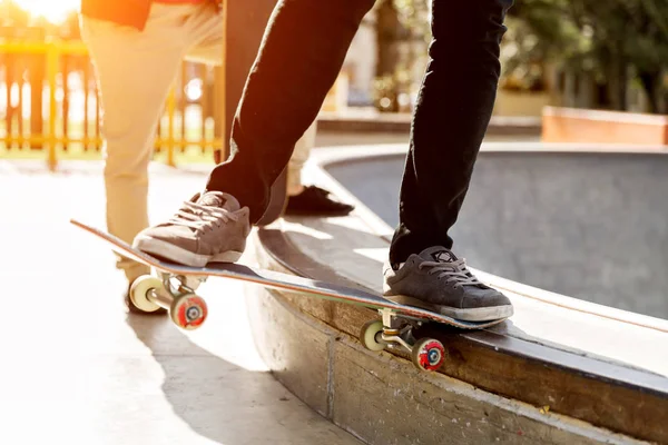 Nastoletni chłopiec skateboarding na zewnątrz — Zdjęcie stockowe