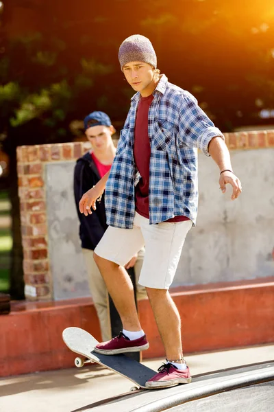 Tiener skateboarden buitenshuis — Stockfoto