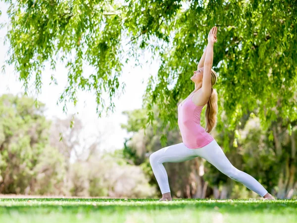Junge Frau macht Yoga im Park — Stockfoto