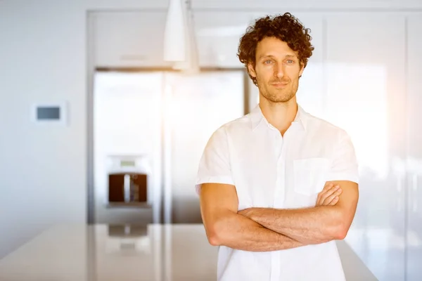 Portret van een slimme jongeman permanent in keuken — Stockfoto