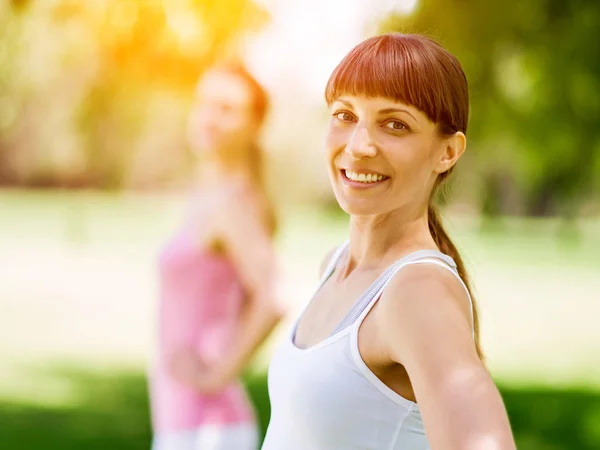 Jovens mulheres se exercitando no parque — Fotografia de Stock