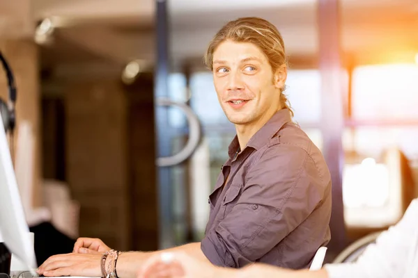 Bello uomo d'affari che lavora al computer — Foto Stock