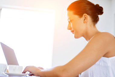 Onu laptop çalışan genç güzel kadın