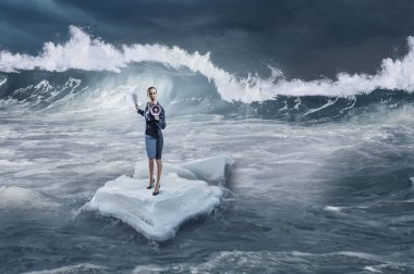 Sörf denizde yüzen buz kütlesi. Karışık teknik