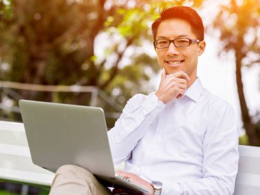 Genç işadamı Park onun mola sırasında rahatlatıcı