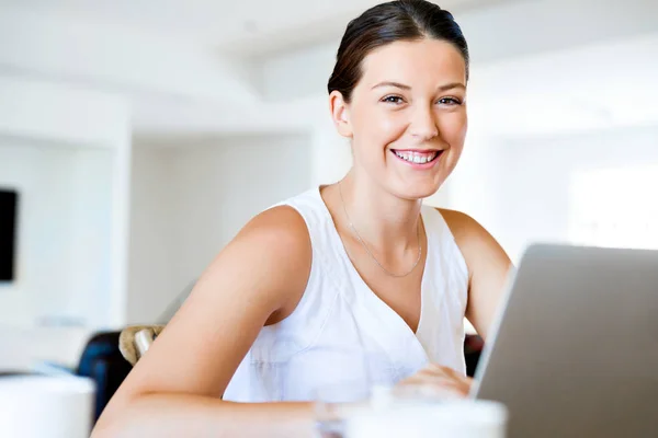 Jovem mulher bonita trabalhando em seu laptop — Fotografia de Stock