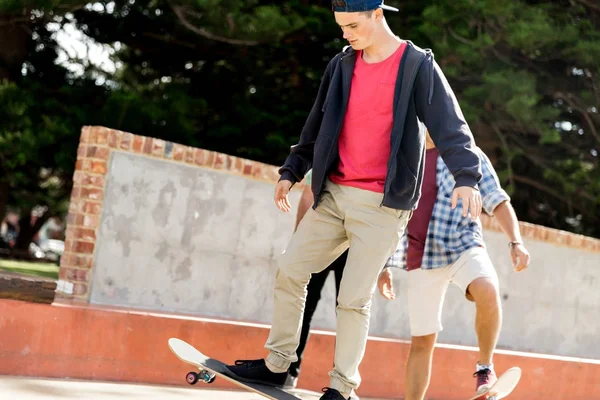 Tiener skateboarden buitenshuis — Stockfoto