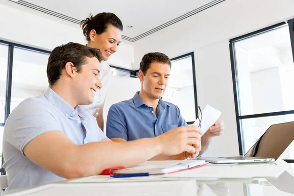 Groep van gelukkige jonge zakenmensen in een vergadering — Stockfoto