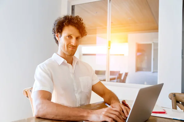 Man die thuis aan laptop werkt — Stockfoto