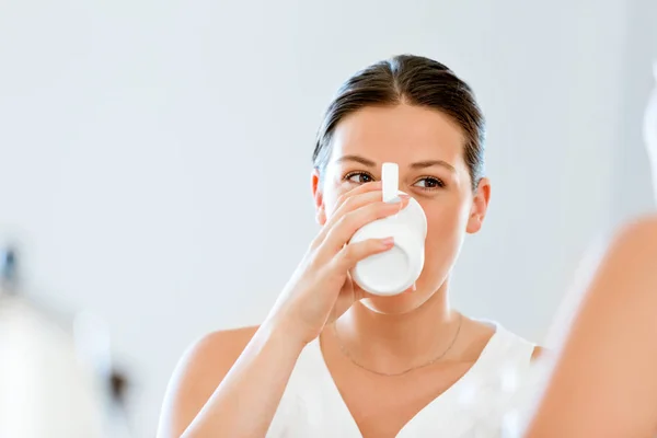 Mujer joven con su amigo tomando té en casa — Foto de Stock