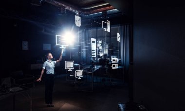 İşkadını ofisinde. Karışık teknik