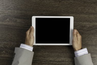 Tablet PC ile elinde boş perde