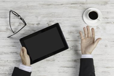 Tablet PC ile elinde boş perde