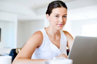 Onu laptop çalışan genç güzel kadın