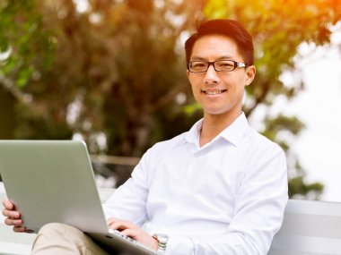 Genç işadamı Park onun mola sırasında rahatlatıcı