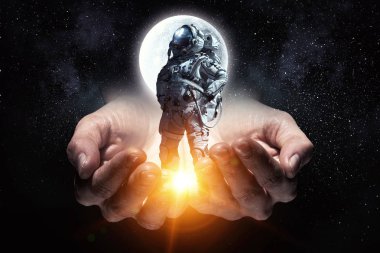 Spaceman erkek elinde. Karışık teknik