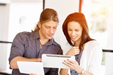 İki genç iş adamları Office görüntü