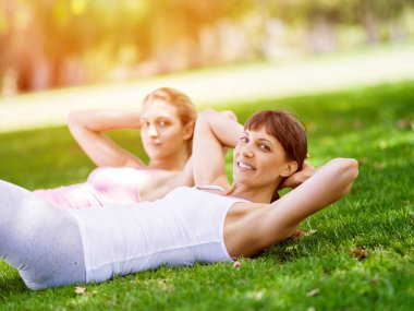 Genç kadın parkta egzersiz