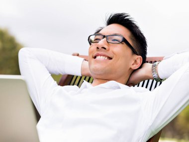 Genç işadamı Park onun mola sırasında rahatlatıcı