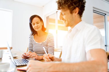 Mutlu modern çift üstünde laptop evde çalışma