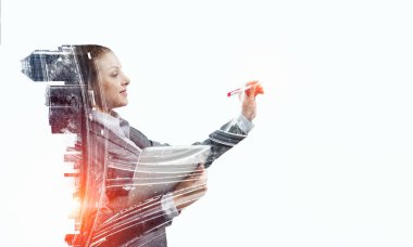 İş kadını tablet ile çizmek grafikler