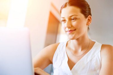 Onu laptop çalışan genç güzel kadın