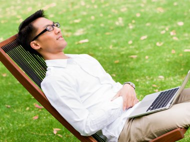 Genç işadamı Park onun mola sırasında rahatlatıcı