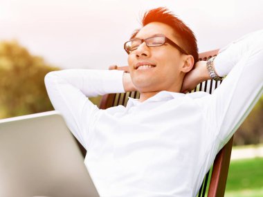 Genç işadamı Park onun mola sırasında rahatlatıcı