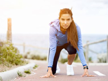 Genç Bayan deniz kenarında çalışmaya hazır