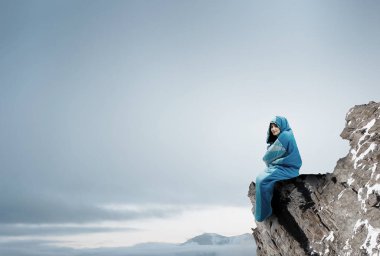 Kız turistik dinlenme. Karışık teknik