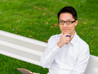 Parkta onun mola sırasında düşünme işadamı