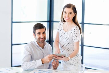 İki genç iş adamları Office görüntü