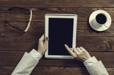 Tablet PC ile elinde boş perde