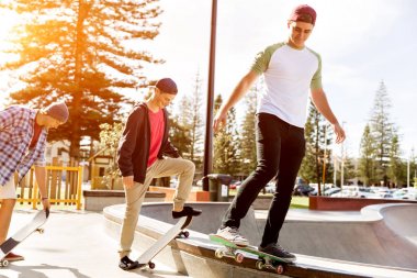 Genç çocuklar açık havada kaykay