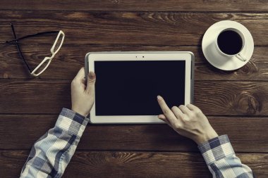 Tablet PC ile elinde boş perde