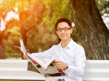 Genç işadamı Park onun mola sırasında rahatlatıcı