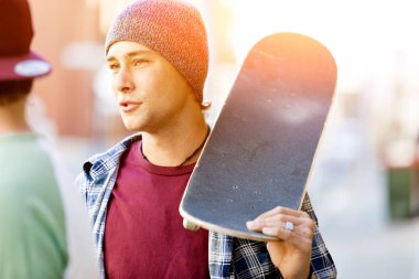 Sokakta yürüyen genç