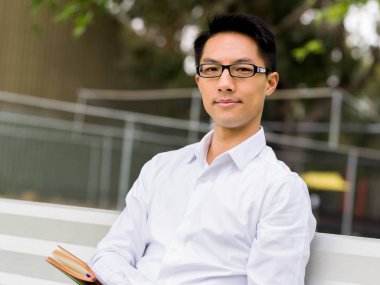 Not Defteri ile bankta oturmuş çekici düşünceli işadamı