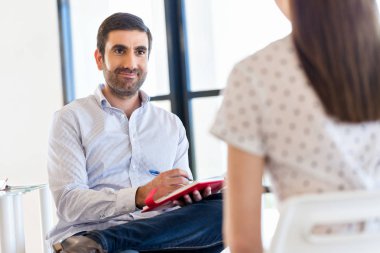 İş adamları görüşmesinde ofiste