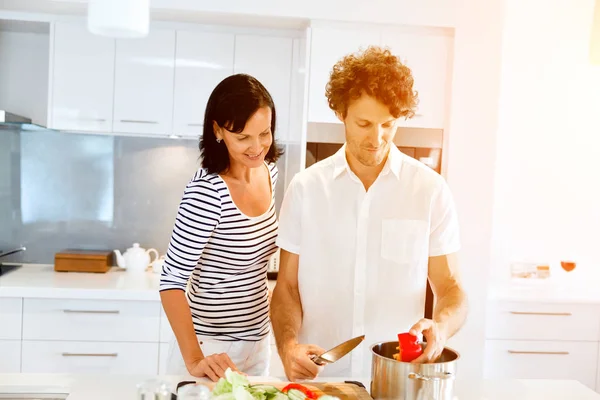 Coppia cucina insieme a casa — Foto Stock