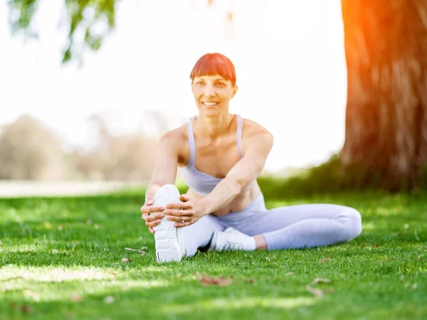 Jeune femme faisant de l'exercice dans le parc — Photo