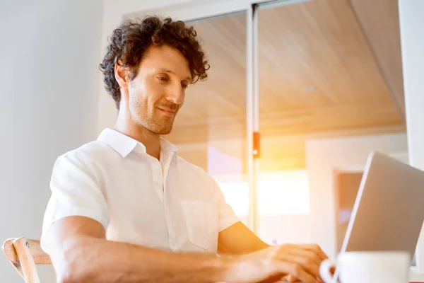 Man die thuis aan laptop werkt — Stockfoto