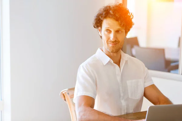 Man die thuis aan laptop werkt — Stockfoto