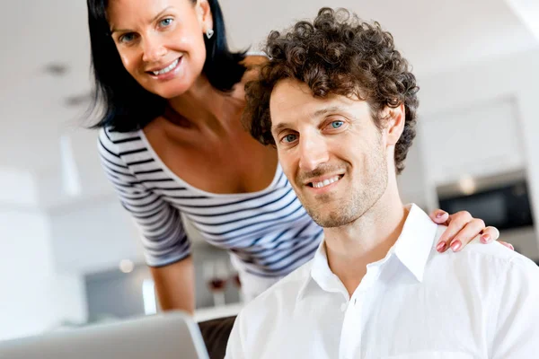 Pareja en casa usando laptop —  Fotos de Stock