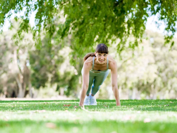 Jonge vrouw oefenen in het park — Stockfoto