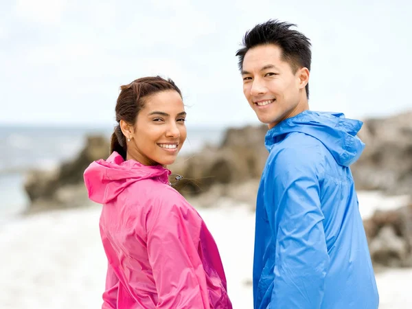 Jeune couple debout à la plage — Photo