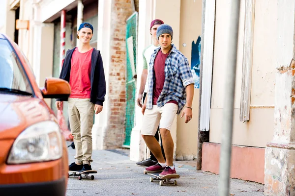 Skateboardåkning på gatan — Stockfoto