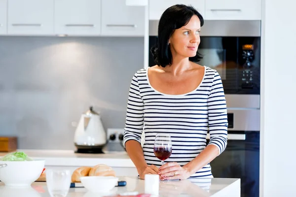 Mulher bonita segurando vidro com vinho tinto — Fotografia de Stock