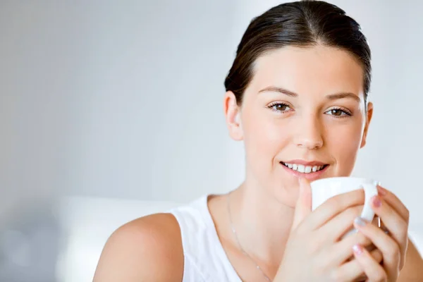 Mujer joven feliz con taza de té o café en casa —  Fotos de Stock