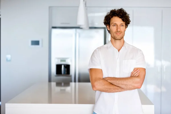 一个聪明的年轻人站在厨房的肖像 — 图库照片